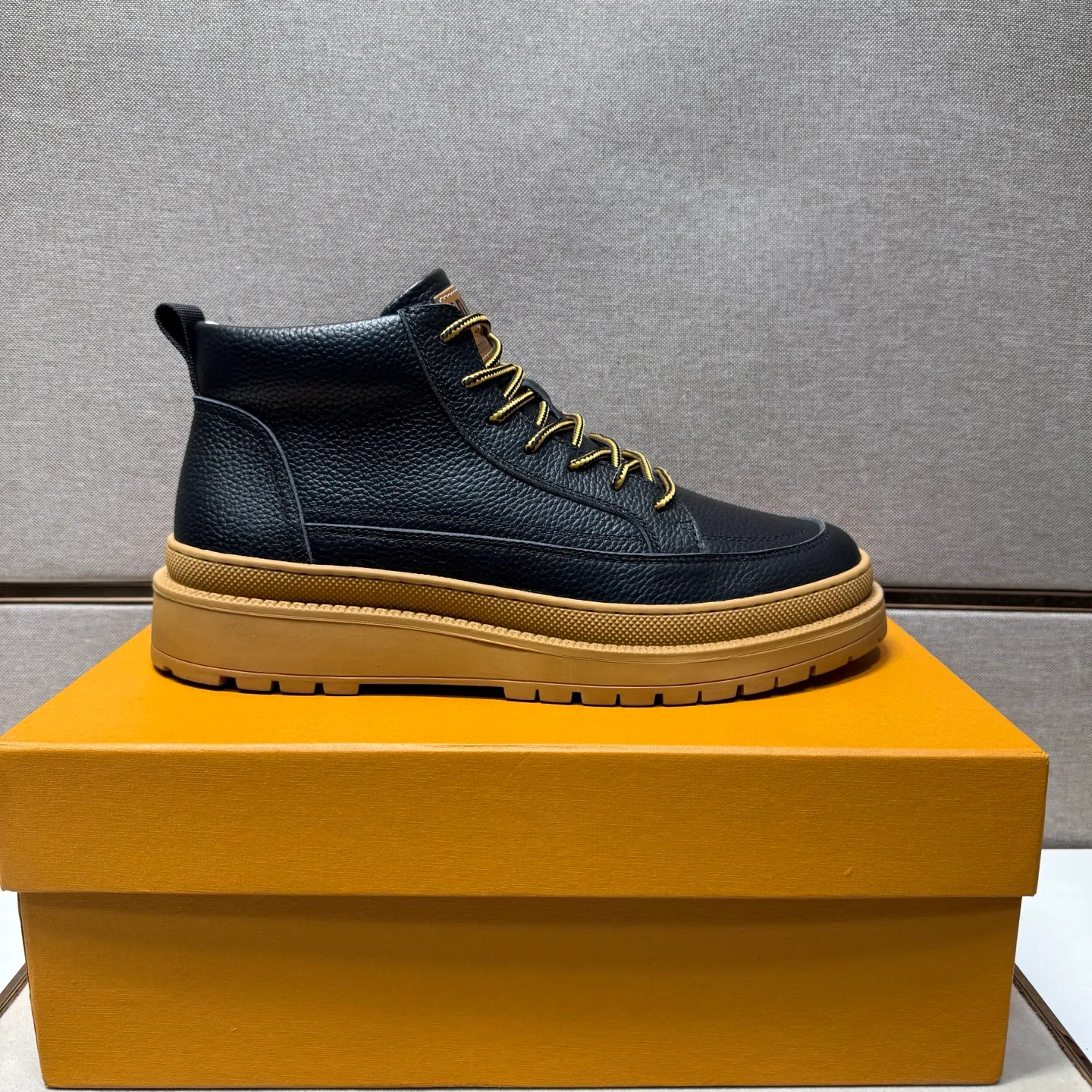 Men's men's shoes 💰pp460 [LV～] Men's casual high-top shoes 2025z cabinet sales simultaneously 🔶Size: 38-44#️⃣ 🔷3 colors🔜The upper is made of multi-material splicing ➕Genuine leather lining, comfortable and breathable, sole: original comfortable and wear-resistant outsole, ⚠️real thing📱photographed🎬real thing is better📢📢📢